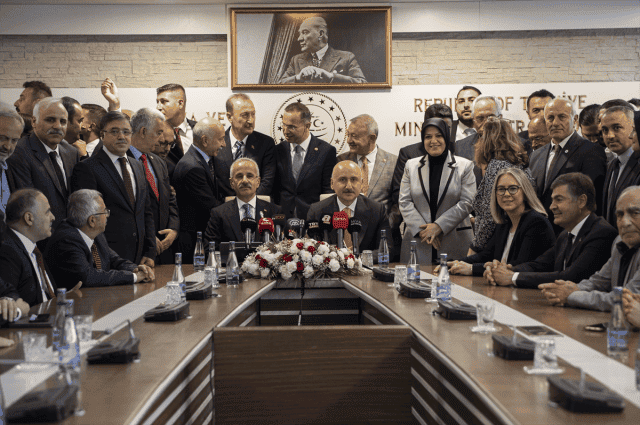 Görevi devralan yeni Ulaştırma Bakanı Uraloğlu basın toplantısında bitirilecek projeleri tek tek saydı