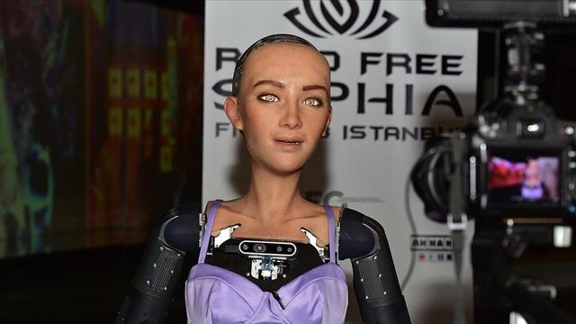 Oğuzhan Uğur duyurdu! Dünyada vatandaşlığa kabul edilen ilk robot Sophia, Mevzular Açık Mikrofon’a konuk oluyor…