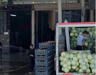 Öz Önderler Sebze Meyve Komisyoncusu Mersin Toptancı Halinde Sebze - Meyve Komisyonculuğu Yapmaktadır.