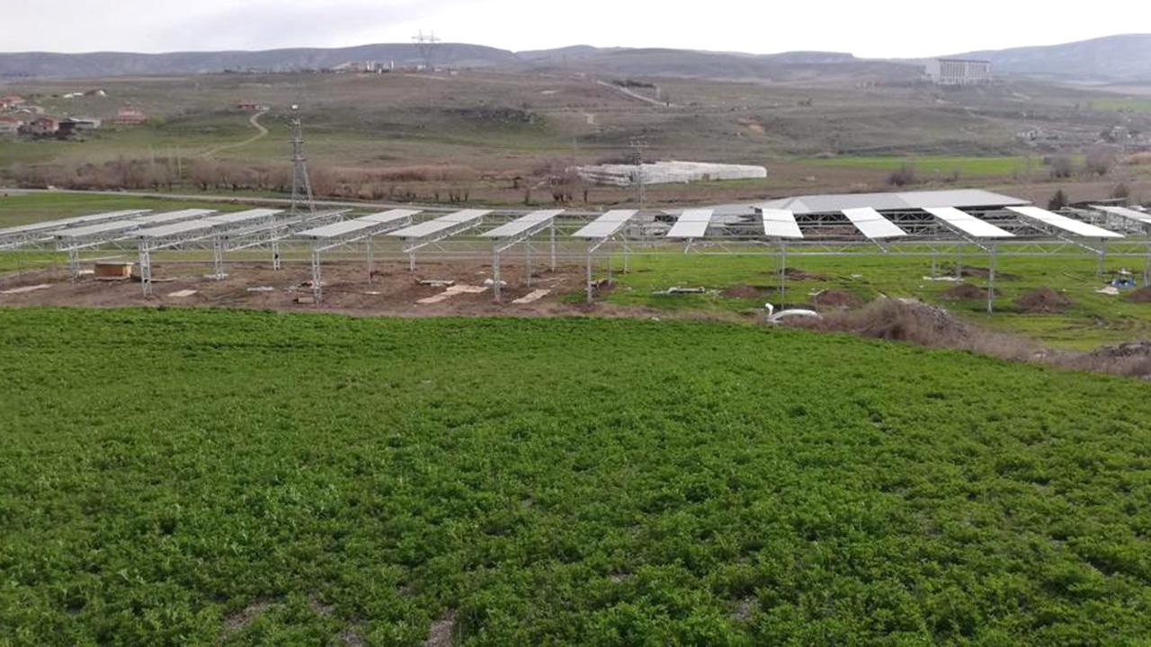 Türkiye’nin ilk güneş takip sistemli tarım GES’i açıldı